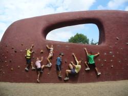 Foto Kletter-AG an der Boulderwand im Volkspark